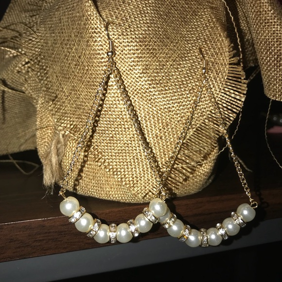 Wow! These are faux pearl and gold earrings - Picture 2 of 6